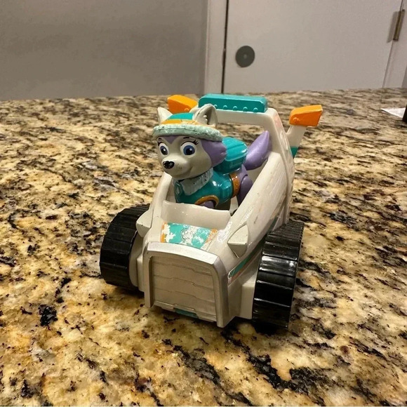 4 Paw Patrol figures including Everest and vehicle - Picture 3 of 4